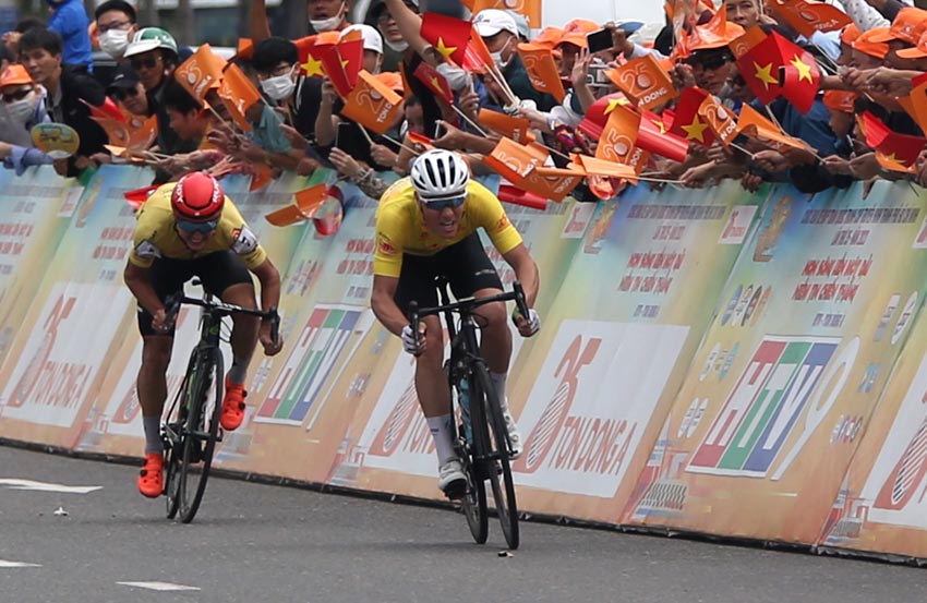 Cúp xe đạp HTV – Tôn Đông Á lần thứ 35- 2023: Chỉ một chặng đua có 3 sự đổi ngôi Áo chấm đỏ, áo xanh và đồng đội - 11
