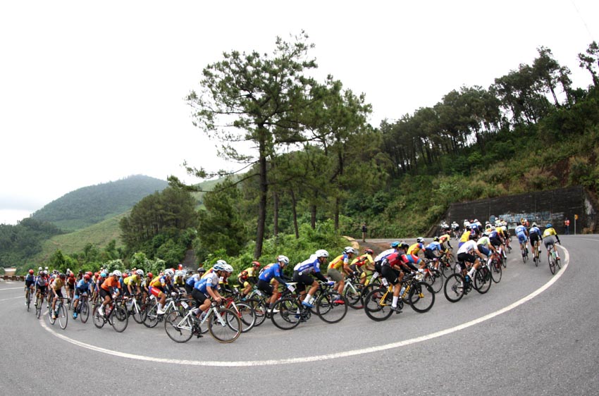 Cúp xe đạp HTV – Tôn Đông Á lần thứ 35- 2023: Chỉ một chặng đua có 3 sự đổi ngôi Áo chấm đỏ, áo xanh và đồng đội - 2