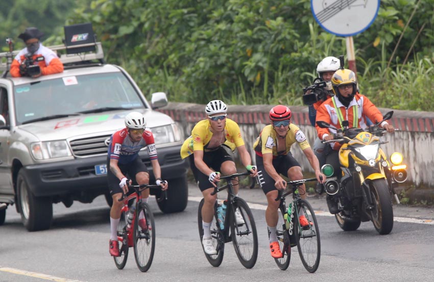 Cúp xe đạp HTV – Tôn Đông Á lần thứ 35- 2023: Chỉ một chặng đua có 3 sự đổi ngôi Áo chấm đỏ, áo xanh và đồng đội - 4