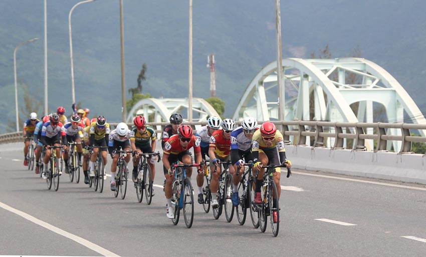 Cúp xe đạp HTV – Tôn Đông Á lần thứ 35- 2023: Chỉ một chặng đua có 3 sự đổi ngôi Áo chấm đỏ, áo xanh và đồng đội - 8