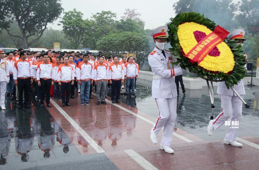 Đoàn đua HTV viếng lăng Bác trước giờ xuất phát - 2