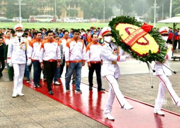 Đoàn đua HTV viếng lăng Bác trước giờ xuất phát - 5