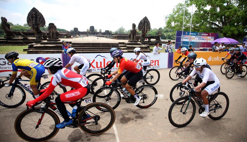 Chùm ảnh các tay đua nữ thi đấu vòng quanh Angkor Wat - 3