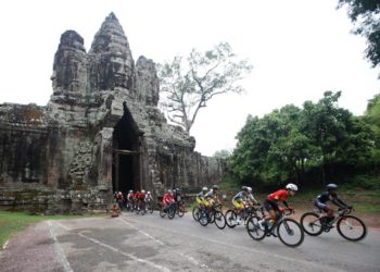 Chùm ảnh các tay đua nữ thi đấu vòng quanh Angkor Wat - 10