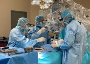 Cứu sống ngoạn mục thuyền viên người Philippines bị vỡ sọ não trên biển - 1