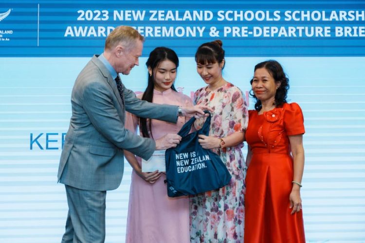 Lễ trao Học bổng Chính phủ New Zealand bậc Trung học (NZSS) 2023 – mở ra hành trình mới cho 15 học sinh tài năng Việt Nam