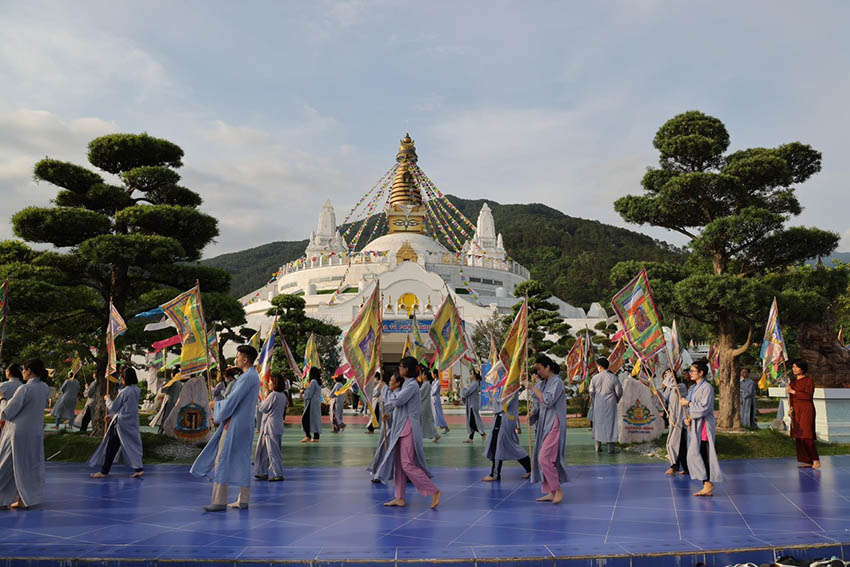 Nhiều hoạt động đặc sắc mừng Phật đản tại Đại Bảo tháp Mandala Tây Thiên - 2