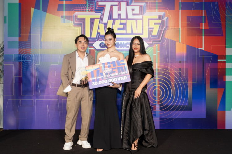 Bùi Lý Thiên Hương đoạt giải triển vọng the Talents Gala Nhạc Việt 1