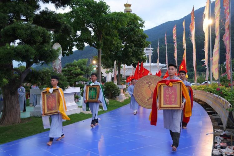 Nhiệm màu lễ rước Phật đăng đêm Rằm tháng 7 ở Bảo tháp Tây Thiên - 1