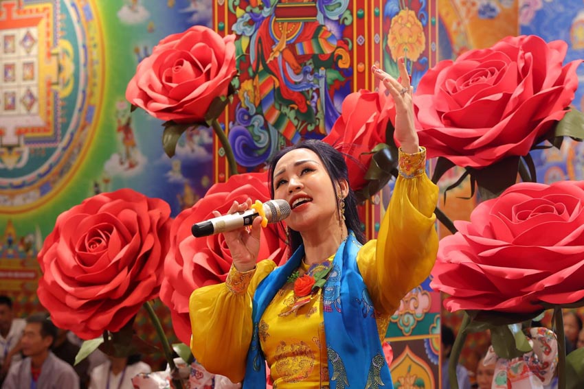 Nhiệm màu lễ rước Phật đăng đêm Rằm tháng 7 ở Bảo tháp Tây Thiên - 2