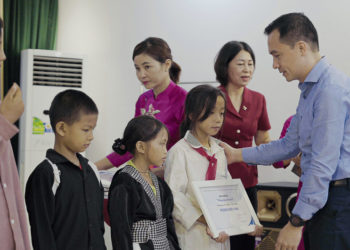 Trao tặng học bổng “vòng tay nhân ái” tổng trị giá hơn 400 triệu đồng tại tỉnh Điện Biên