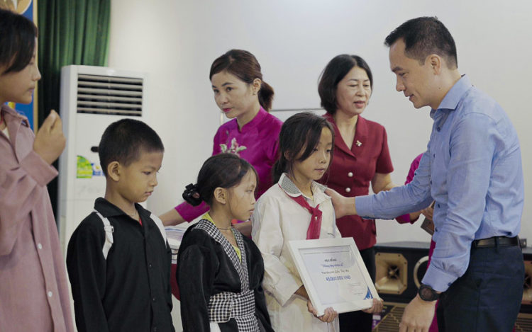 Trao tặng học bổng “vòng tay nhân ái” tổng trị giá hơn 400 triệu đồng tại tỉnh Điện Biên