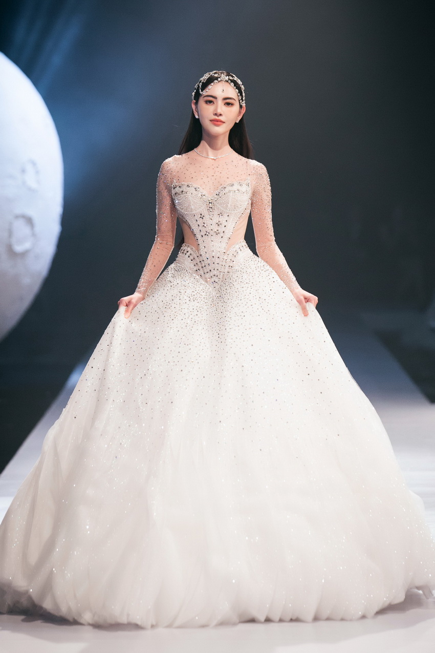 Ngôi sao Châu Á - Mai Davika trình diễn áo cưới do Lan Khuê thiết kế 7