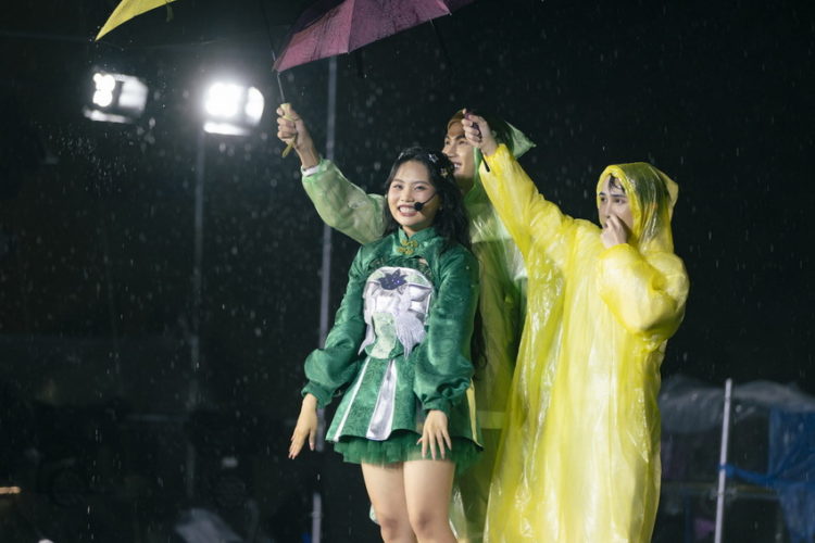 Hơn 3000 khán giả đội mưa xem show diễn 10 năm của Phương Mỹ Chi 1