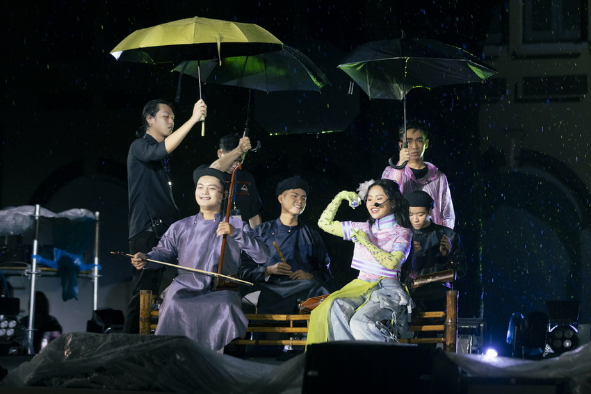 Hơn 3000 khán giả đội mưa xem show diễn 10 năm của Phương Mỹ Chi 4