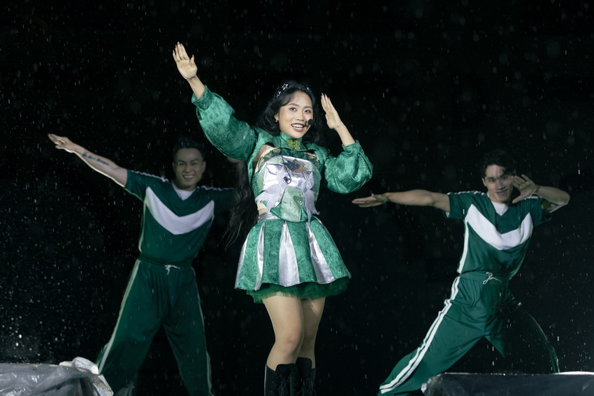 Hơn 3000 khán giả đội mưa xem show diễn 10 năm của Phương Mỹ Chi 8