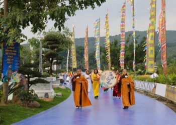 Nhiều thế hệ học trò hành hương về Bảo tháp Tây Thiên thực hành tri ân thầy cô - 2