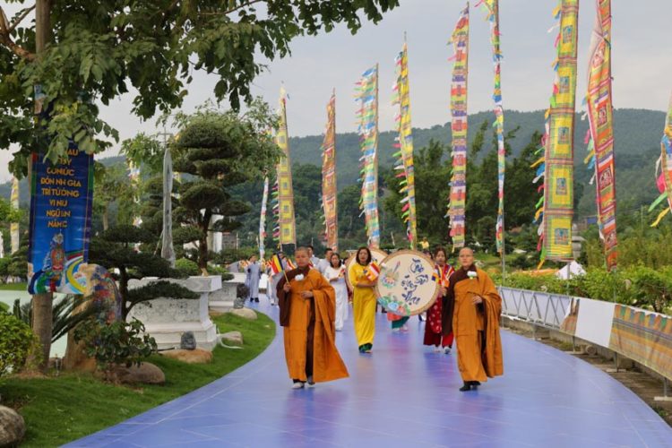 Nhiều thế hệ học trò hành hương về Bảo tháp Tây Thiên thực hành tri ân thầy cô - 2