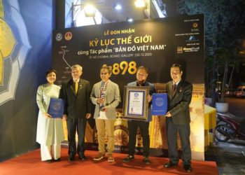 Bản đồ Việt Nam bằng tăm giang được trao kỷ lục thế giới - 2