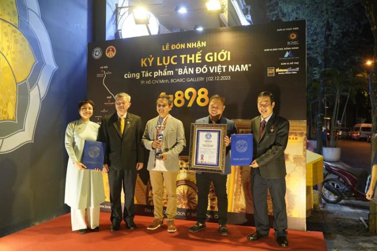 Bản đồ Việt Nam bằng tăm giang được trao kỷ lục thế giới - 2