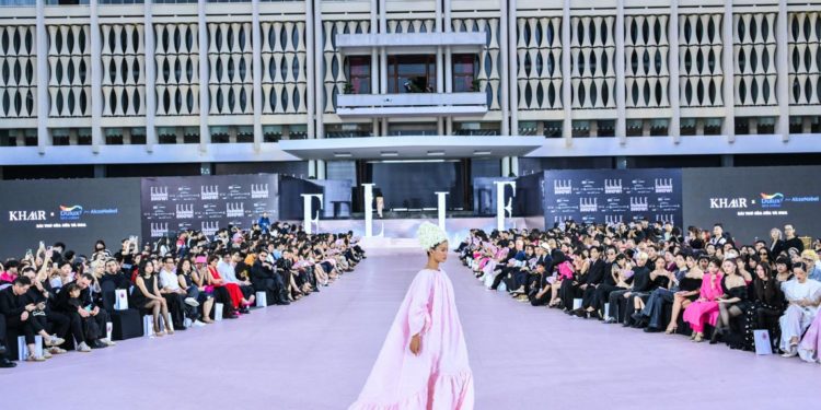 Dulux nhuộm hồng không gian trình diễn của ELLE Fashion Show 2023 bằng Màu của Năm - Hồng Khói Ấm