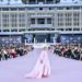 Dulux nhuộm hồng không gian trình diễn của ELLE Fashion Show 2023 bằng Màu của Năm - Hồng Khói Ấm