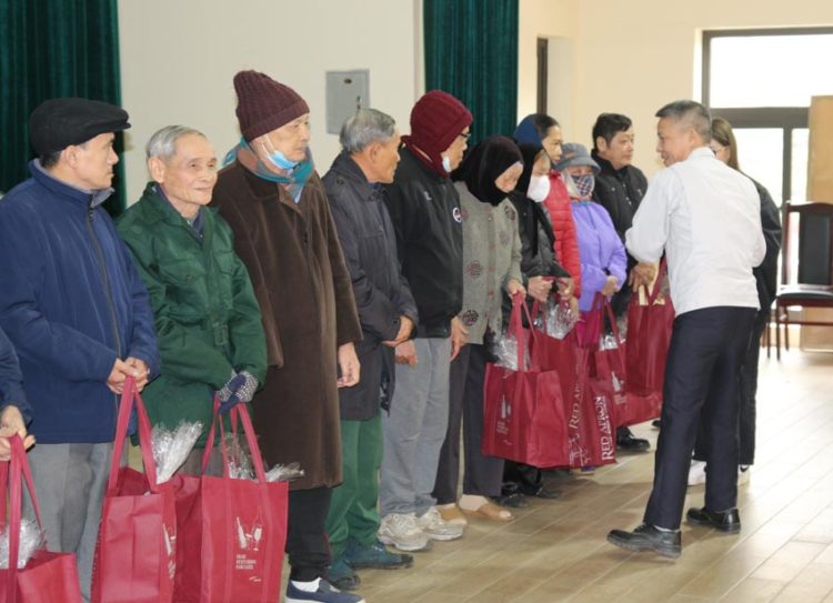 Toyota Việt Nam trao tặng quà Tết cho gia đình chính sách và trẻ em khó khăn tại Vĩnh Phúc