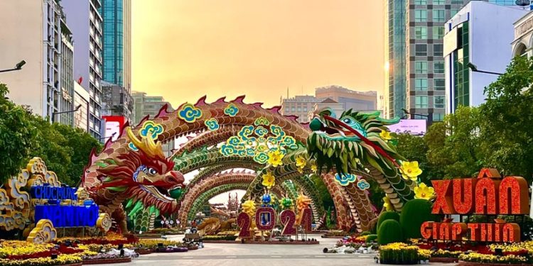 Linh vật rồng độc đáo tại Đường hoa Nguyễn Huệ chào đón năm mới - 1