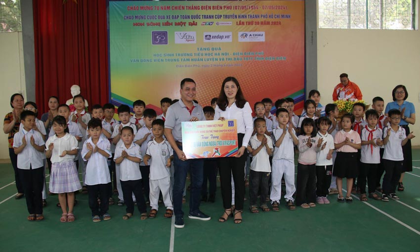 Liên đoàn XD MTTT TPHCM và mạnh thường quân tặng quà cho học sinh và vận động viên tại TP Điện Biên Phủ - 2