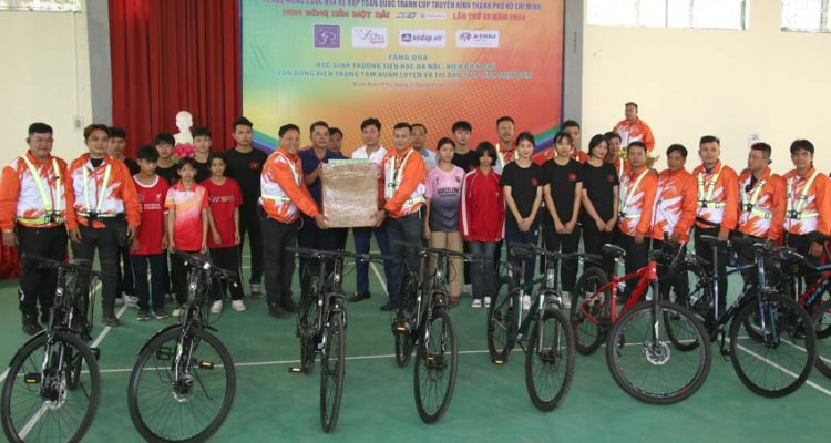 Liên đoàn XD MTTT TPHCM và mạnh thường quân tặng quà cho học sinh và vận động viên tại TP Điện Biên Phủ - 8