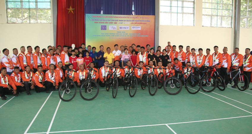 Liên đoàn XD MTTT TPHCM và mạnh thường quân tặng quà cho học sinh và vận động viên tại TP Điện Biên Phủ - 9