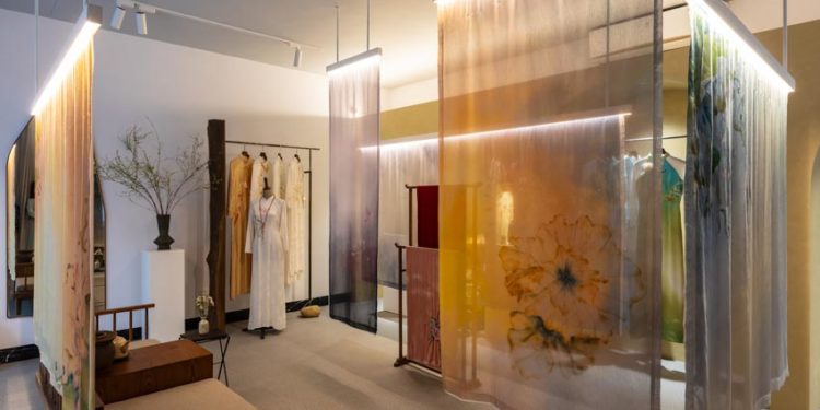 LAE Exhibition: Sự quyến rũ của áo dài qua lăng kính đương đại