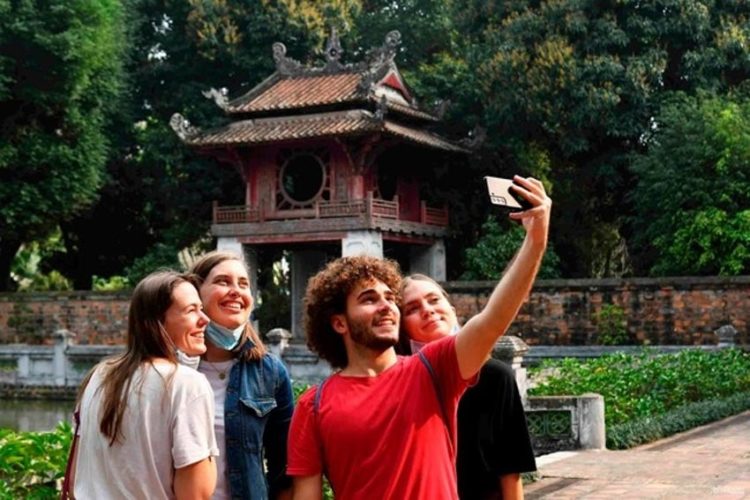 Lượng khách du lịch quốc tế đến Việt Nam tăng vọt - 1