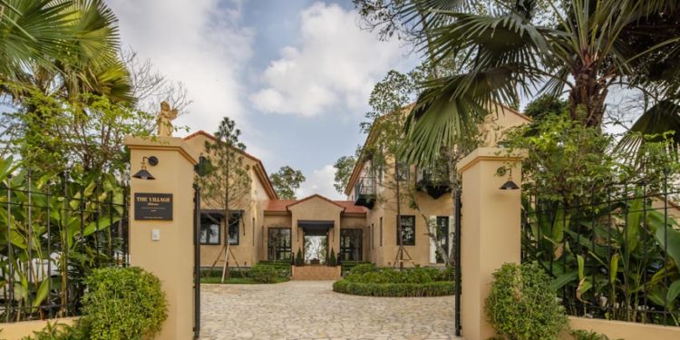 The Village Château:  Bức họa  Á - Âu giữa mây Tam Đảo