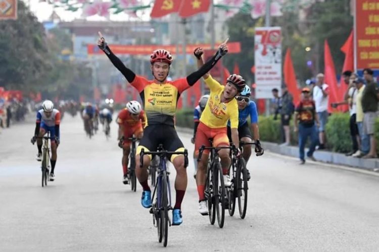 Cuộc đua xe đạp Về Điện Biên Phủ 2024:  Xuân Lộc lập kỷ lục 'ăn trọn' 4 áo danh giá - 2