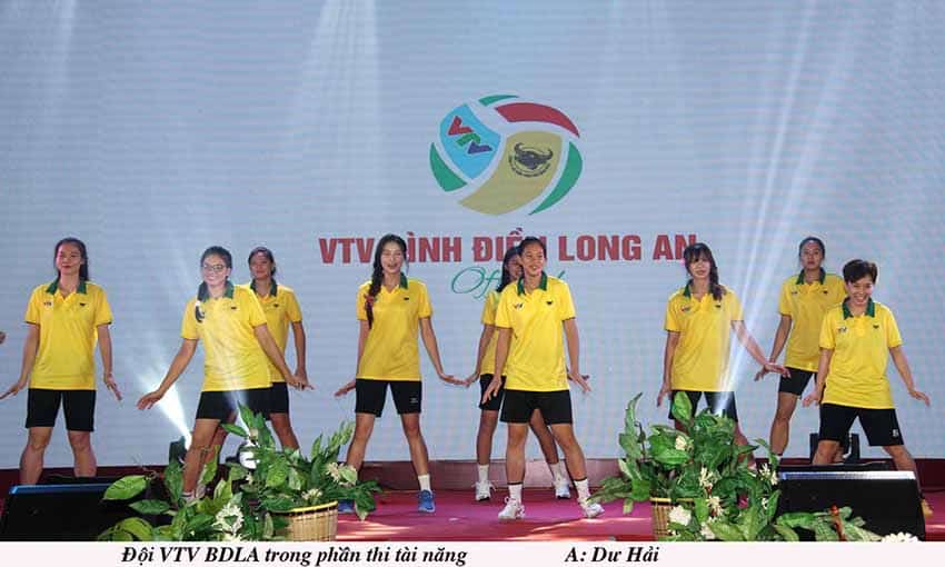 Sắc màu rực rỡ với chiếc áo dài Việt Nam - 1