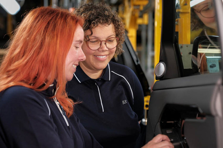 JLR đầu tư 5 triệu bảng tái tạo trải nghiệm sản xuất