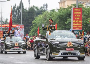 Khám phá VinFast VF 8 mui trần, tâm điểm của Lễ Diễu Binh kỷ niệm 70 năm chiến thắng Điện Biên Phủ - 2