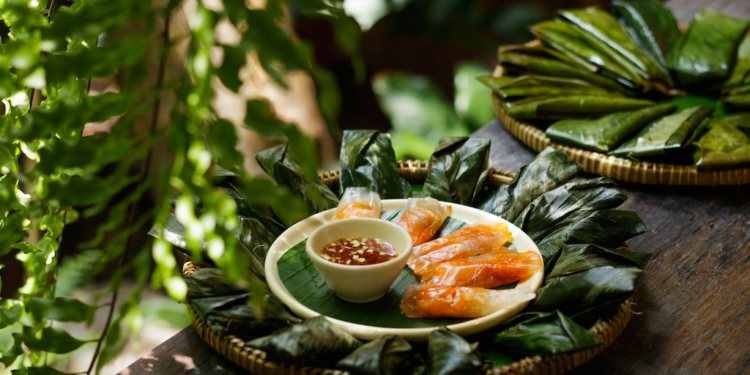 Nhớ mạ ta xưa - Hồn ẩm thực Huế xưa trong nếp nhà