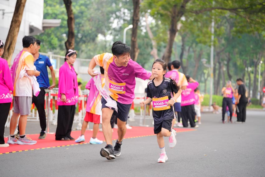 Hành trình 3 thành phố AEON Ekiden 2024 thu hút gần 4.000 người cùng chạy vì sức khỏe và môi trường - 1