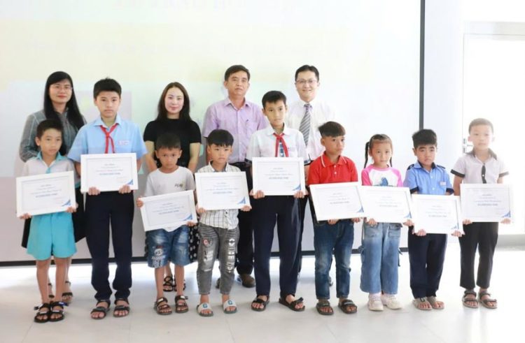 Toyota Việt Nam trao học bổng 'Vòng tay nhân ái' tại Thừa Thiên Huế