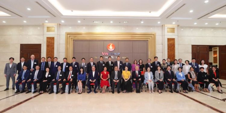 Lần đầu tiên sau 27 năm, Trưởng Đặc khu Hành chính Hồng Kông tới thăm TP.HCM, ký 22 MoUs - 3