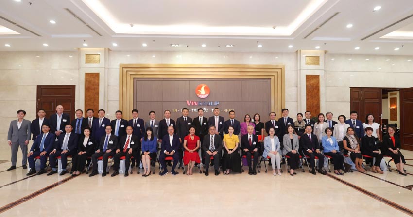 Lần đầu tiên sau 27 năm, Trưởng Đặc khu Hành chính Hồng Kông tới thăm TP.HCM, ký 22 MoUs - 3