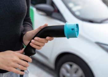 Tương lai xe điện Việt Nam qua góc nhìn người tiêu dùng và nhà bán lẻ - 1