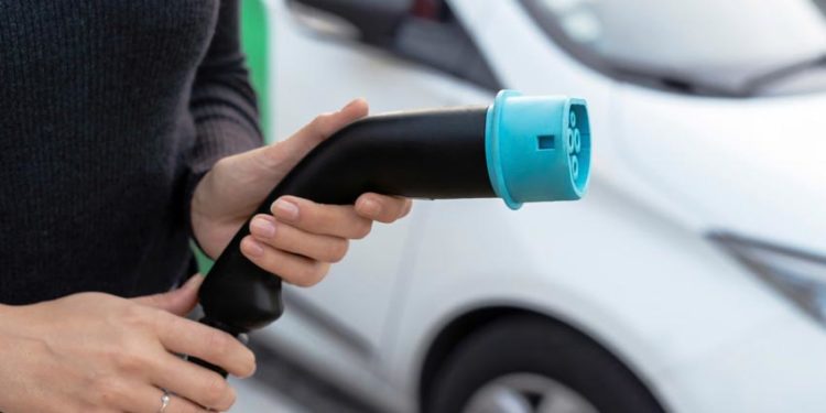 Tương lai xe điện Việt Nam qua góc nhìn người tiêu dùng và nhà bán lẻ - 1