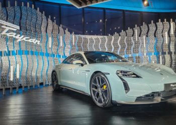 Porsche Taycan mới được nâng cấp toàn diện: Mạnh hơn, nhanh hơn, xa hơn - 1