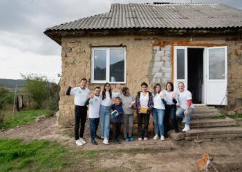 UNIQLO khởi động sáng kiến 'The Heart of LifeWear', trao tặng 1 triệu trang phục giữ ấm mùa đông 2024 - 1