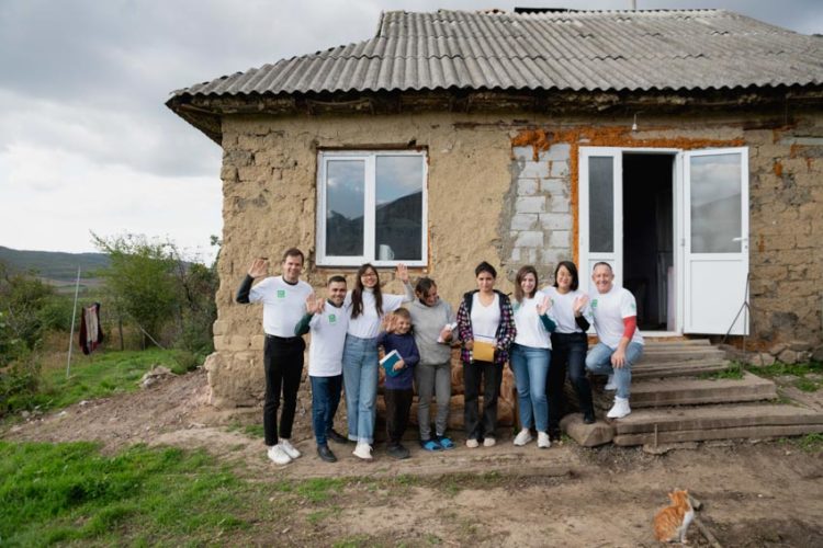 UNIQLO khởi động sáng kiến 'The Heart of LifeWear', trao tặng 1 triệu trang phục giữ ấm mùa đông 2024 - 1