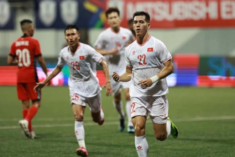Bùng nỗ từ phút bù giờ 100 đánh bại Singapore 2-0, đặt một chân vào chung kết - 6