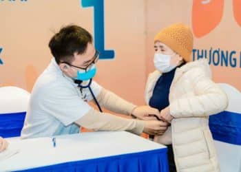 Khám miễn phí, phát hiện sớm bệnh hô hấp và ung thư phổi cho hơn 200 người dân Hưng Yên - 1